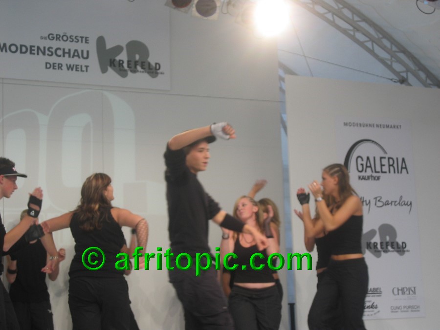 ../Images/Krefeld-Strssenmodenschau-2005 493.jpg